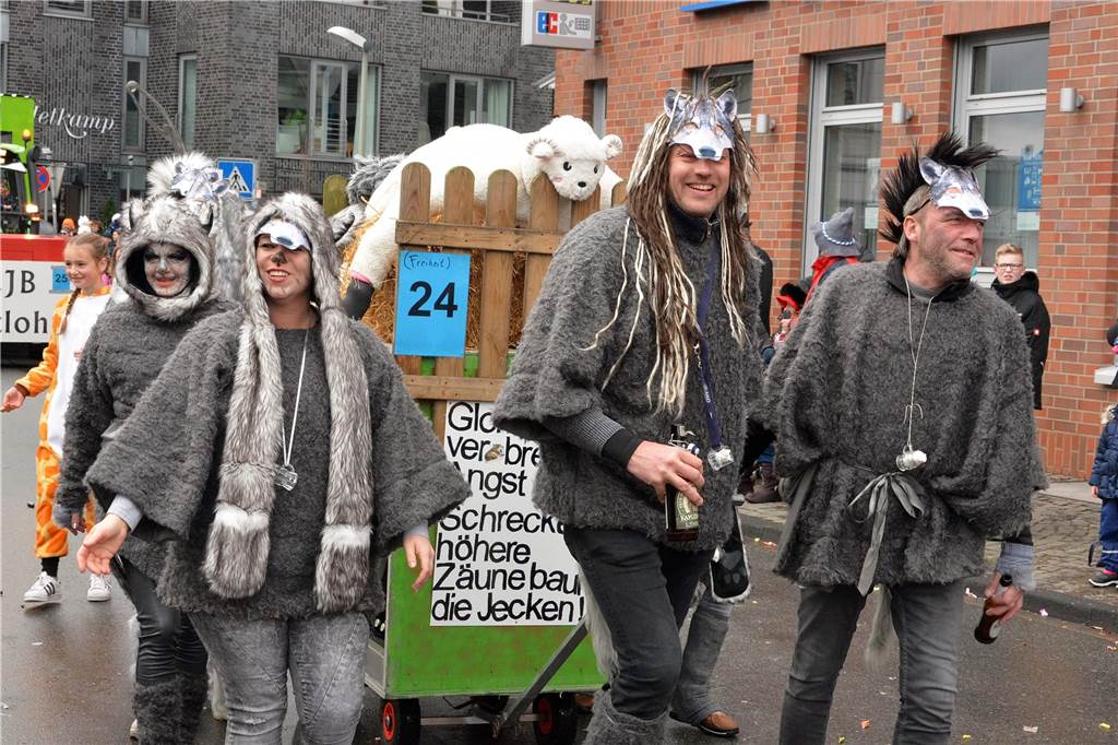 Der Wettergott hatte pünktlich zum Raesfelder Rosenmontagszug ein Einsehen Auch die "Laufschnecken & Friends" waren auf den Wolf gekommen.