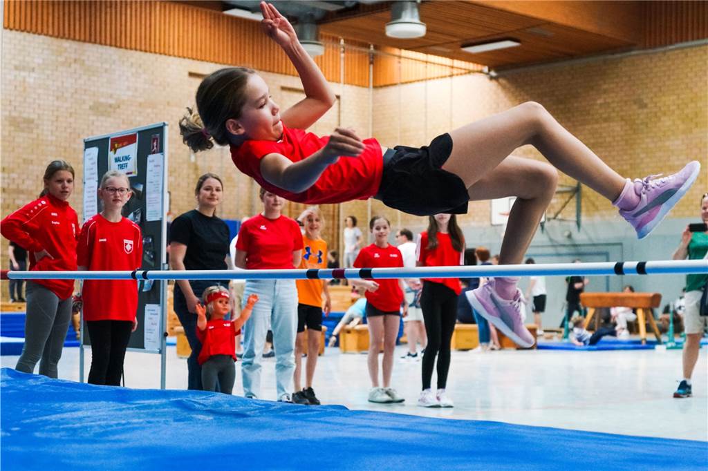 Von Tanz bis Kampf: VFL Ahaus sorgt zum 130-Jährigen für viel Bewegung Auch die Leichtathleten stellten sich in der Vestersporthalle vor. An der Hochsprunganlage galt es die verschiedenen Höhen zu meistern.
