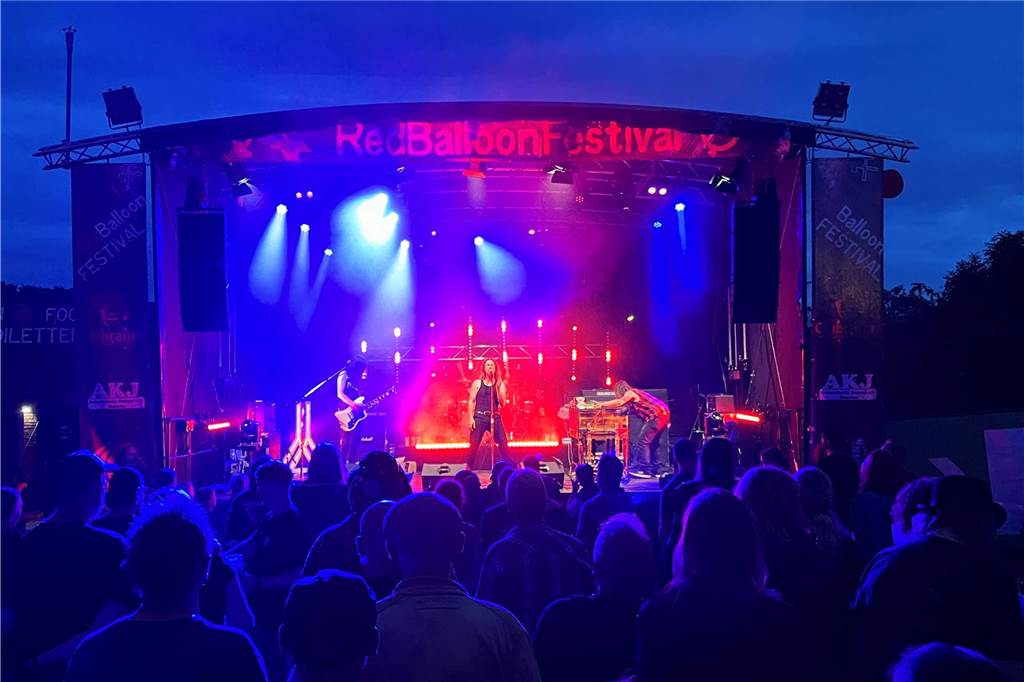 Hunderte feierten abwechslungsreiche Bands beim Red Balloon Festival Auch die Licht- und Tontechnik der Dorstener Firma TJ Audio trug zu einem überzeugenden Festival bei.