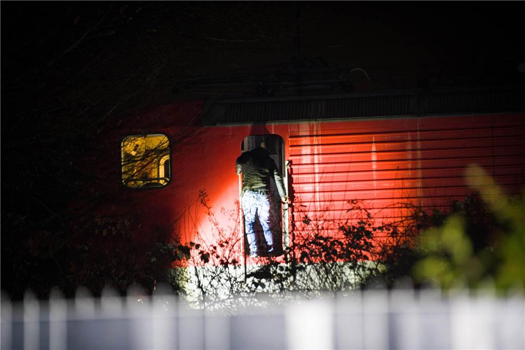 Großeinsatz der Feuerwehr an Gleisen: Einsatzkräfte suchen Personen Ein Mann steigt in eine Lok ein.