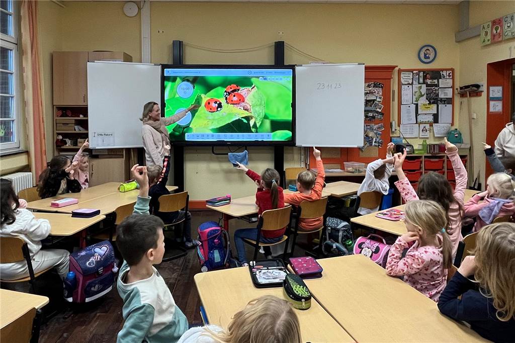 Anne Kemper (44) ist die neue Schulleiterin der Marktschule Die Schüler der Marienkäfergruppe lernen im Klassenzimmer mit digitalen Tafeln.