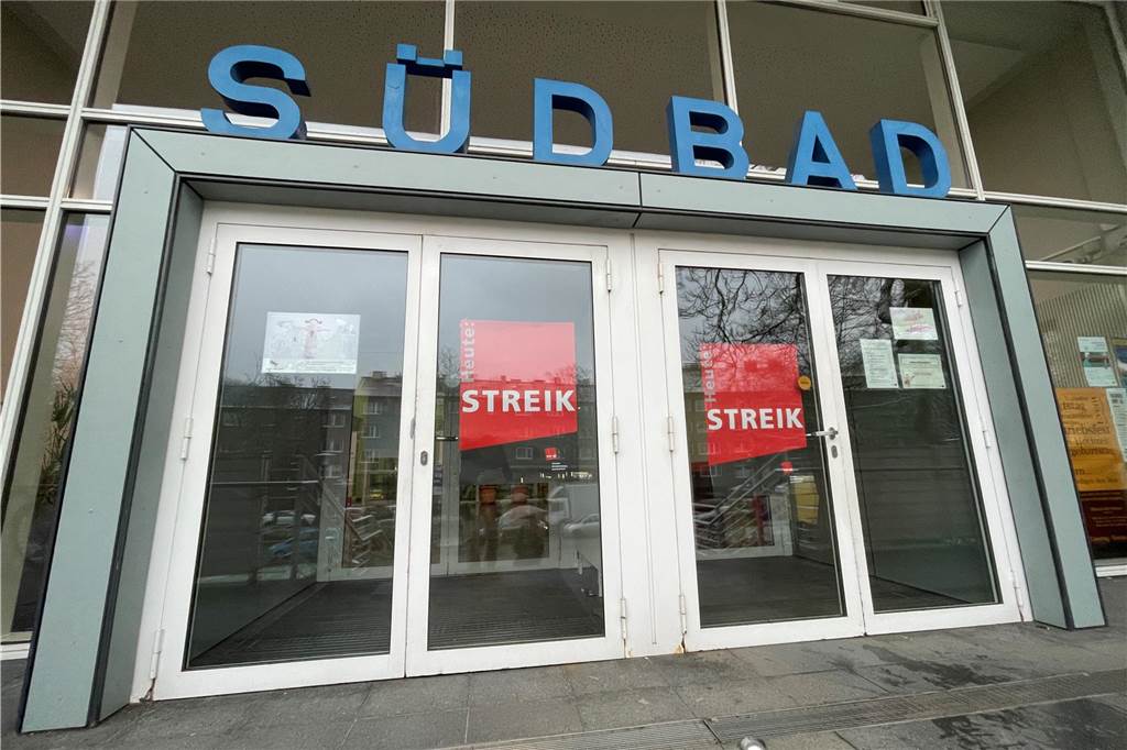 Busse und Bahnen stehen am Freitag wieder still: Warnstreik angekündigt An der Tür des Südbads in der Dortmunder Innenstadt waren am Donnerstag (13.2.) Streik-Plakate aufgehängt worden.