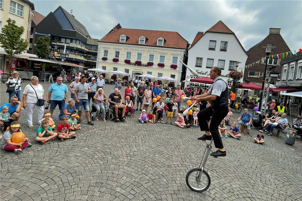 SPD-Vorstoß führt zu besserer Bezahlung im Solebad Werne Szene vom jüngsten Straßenfestival auf dem Marktplatz in Werne.