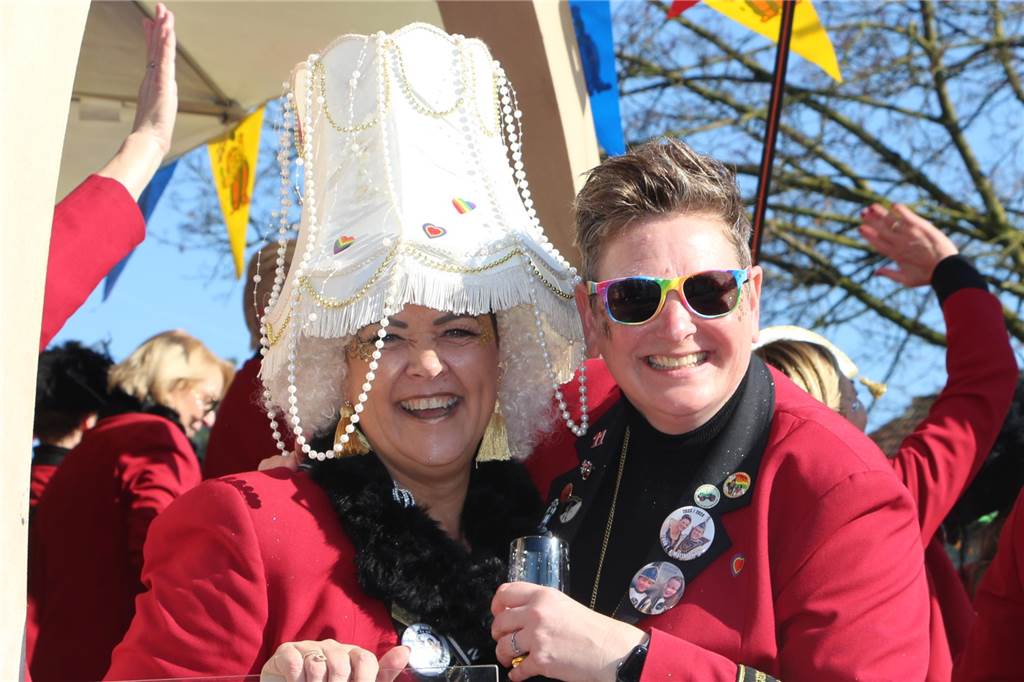Tausende feiern im Rosenmontagsumzug: Rambazamba ohne „Wackelkontakt“ zwei Frauen winken zu
