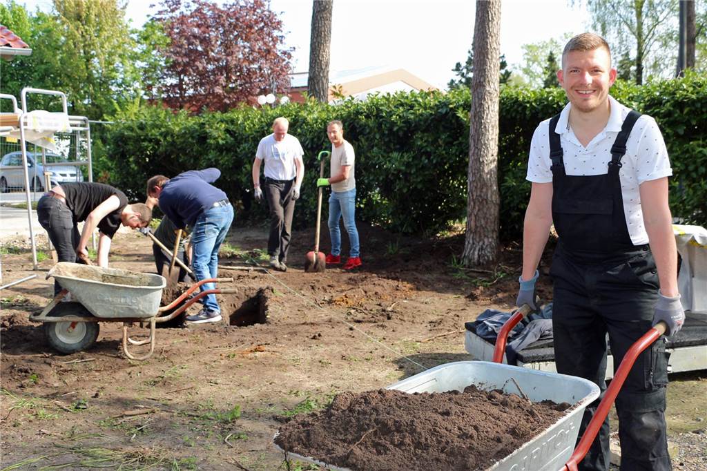 Fitnessparcours an der Reithalle steht: „Dafür haben wir lange gekämpft“ Auch die Mitglieder des Lauftreffs haben sich eingebracht. Wie Marco Schley (r.) berichtet, soll der Fitnessparcours bald schon in den Trainingsbetrieb einbezogen werden.