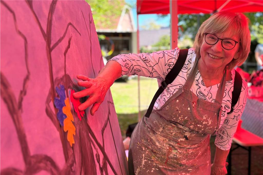 Zahlreiche Besucher an Eröffnungsfeier des Femeichenparks Frau arbeitet an Gemeinschaftskunstwerk der Künstlergruppe „dasselbe anders“