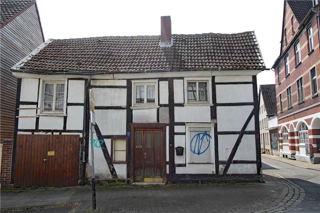 Aus marodem Fachwerkhaus in der Schwerter City wird ein Denkmal Auch die Nachbargebäude sind teilweise renovuierungsbedürftig. Andere Häuser in dem Viertel wurden liebevoll saniert.