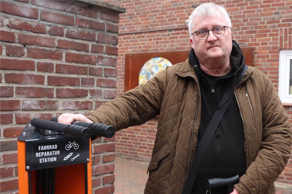 ein Mann steht an einer Fahrradservicestation