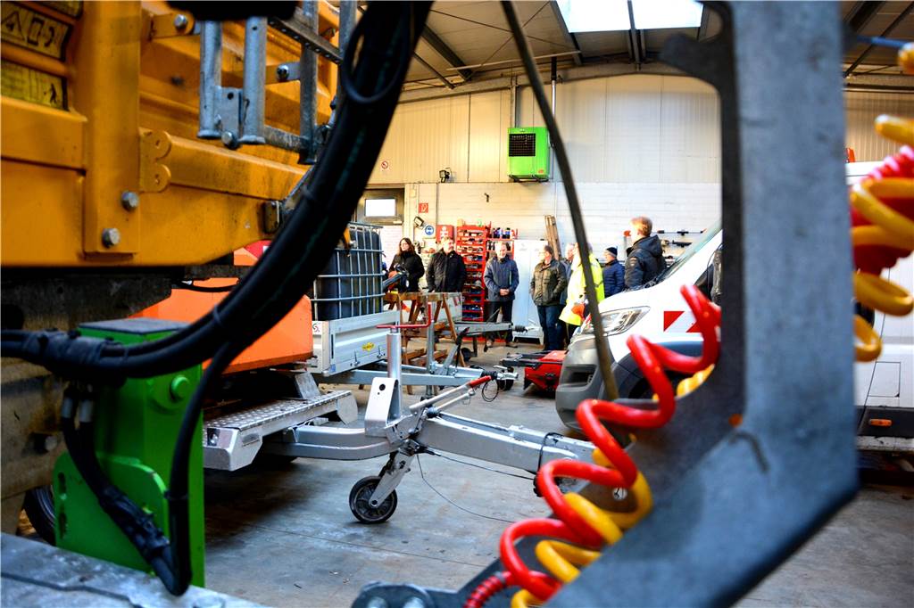 Streit über Erweiterung des Südlohner Bauhofs kocht im Bauausschuss hoch Auch die "neue" Fahrzeughalle aus dem Jahr 2001 ist schon sehr knapp bemessen. Die Fahrzeuge dort stehen dicht gedrängt.