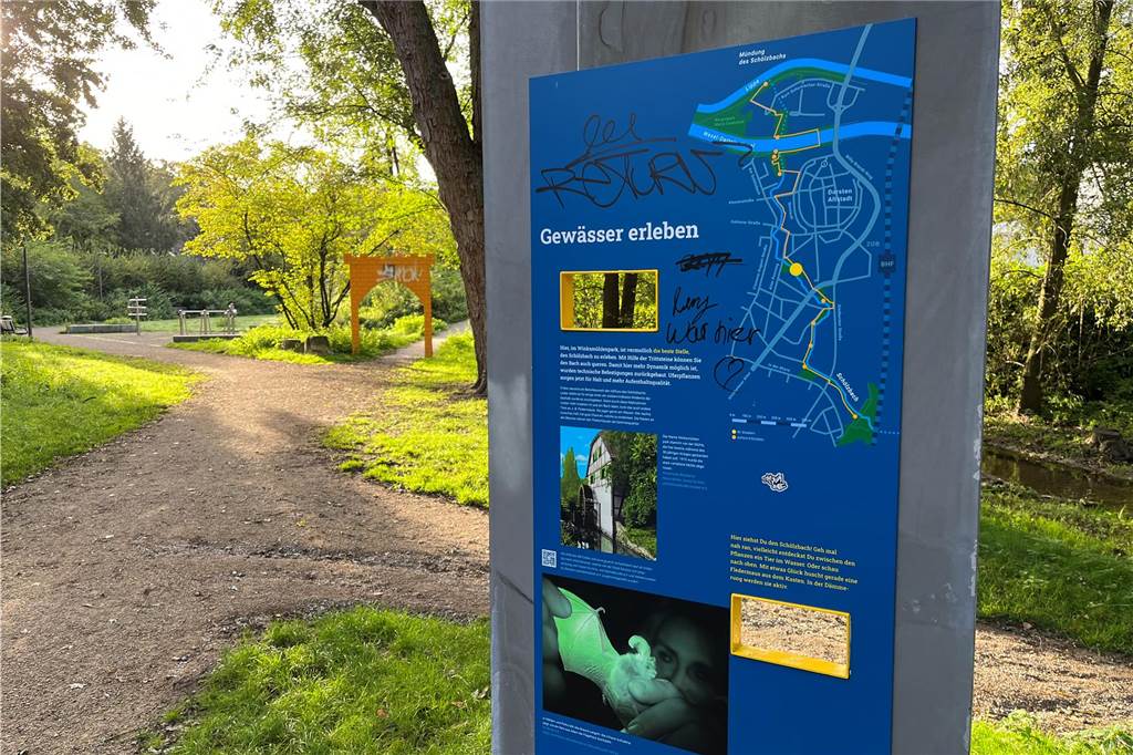 Ritterspielplatz ist seit Monaten teilweise gesperrt Auch die neue Hinweistafel im Winksmühlenpark, die auf den Schölzbach hinweist, ist bereits beschmiert worden.