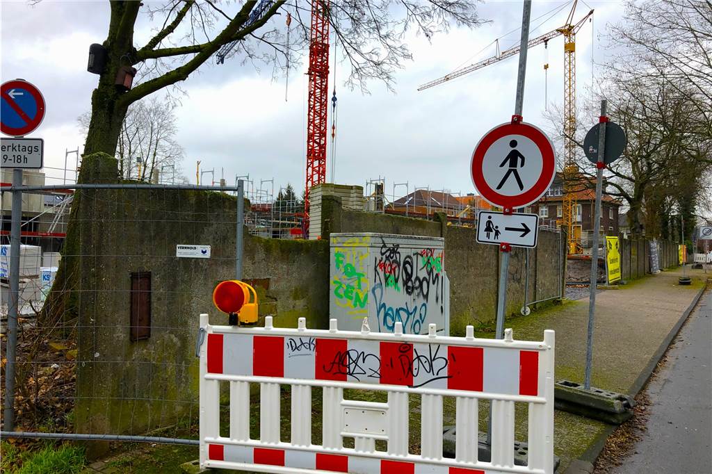 Logistikzentrum wächst: Reicht das Selmer Netz für den Strom-Mehrbedarf? Auch die neuen Häuser an der Seilandstraße brauchen natürlich Strom. Die Westnetz GmbH erneuert dafür die vorhandene Ortsnetzstation.