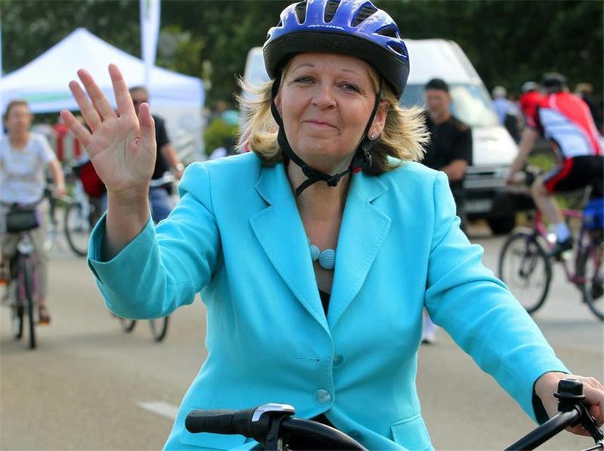 Drei Millionen Menschen feiern auf der Autobahn Auch die nordrhein-westfälische Ministerpräsidentin Hannelore Kraft radelte auf der A 40 mit.