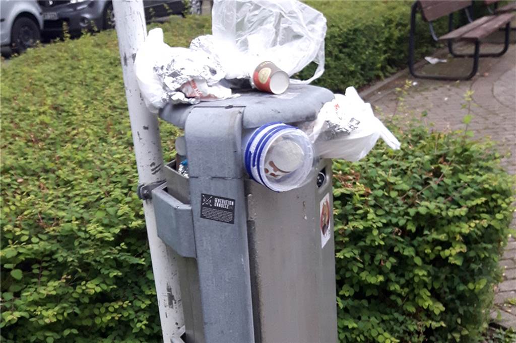 Hörde versinkt im Müll: „Die Kinder, die hier aufwachsen, tun mir Leid“ Auch die öffentlichen Mülleimer am Schildplatz quellen über.