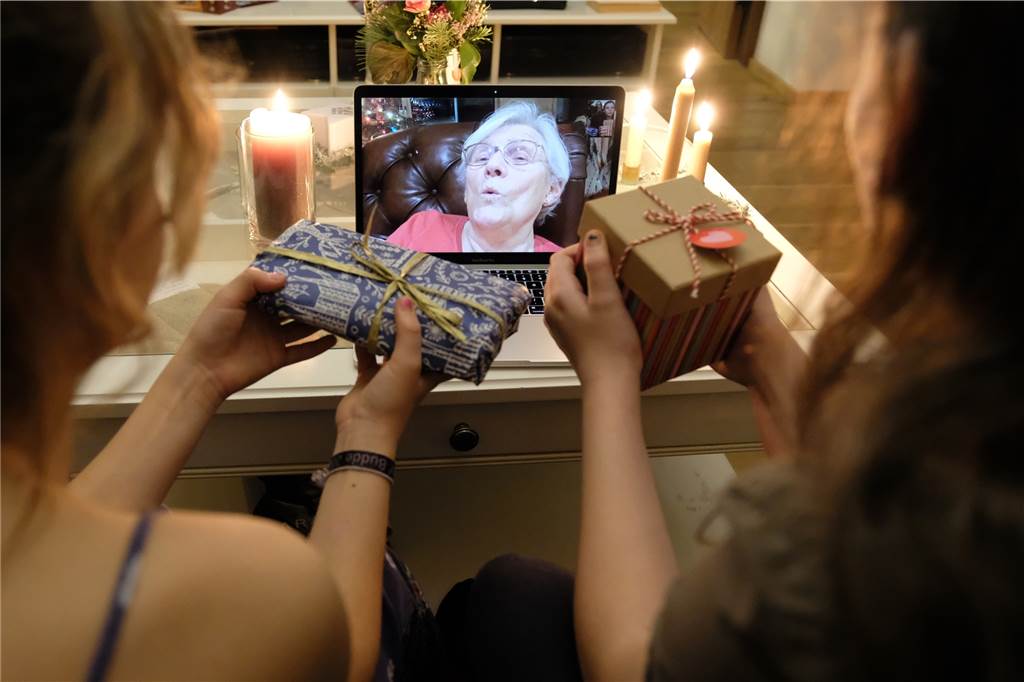 Auch die Oma aus Irland bekommt ihre Geschenke in diesem Jahr digital.