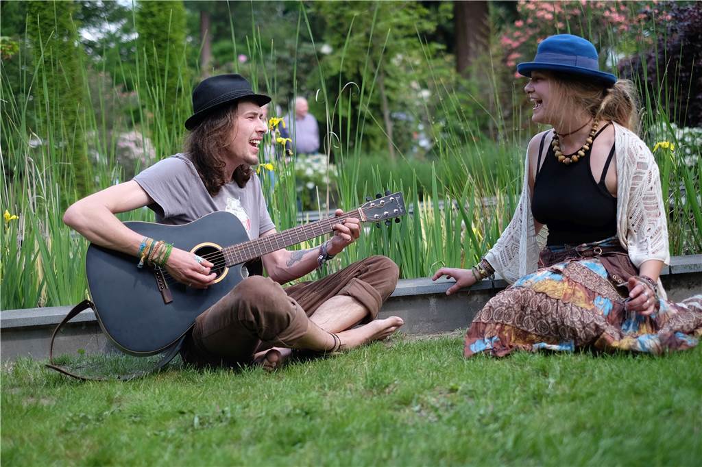 Sommerabend am See: Musik, Kino und Spiele beim Kultursommer Dorsten Musiker auf Wiese.