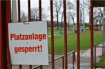 Auch die Plätze im Nienborger Eichenstadion bleiben übers Wochenende gesperrt.