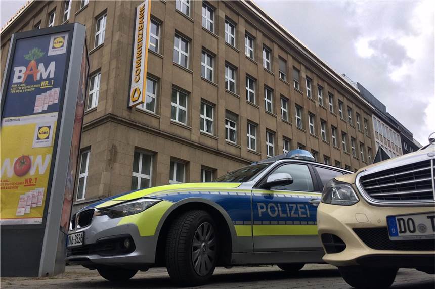 Bombendrohung bei der Commerzbank in Dortmund – Strafanzeige erstattet Auch die Polizei ist vor Ort.