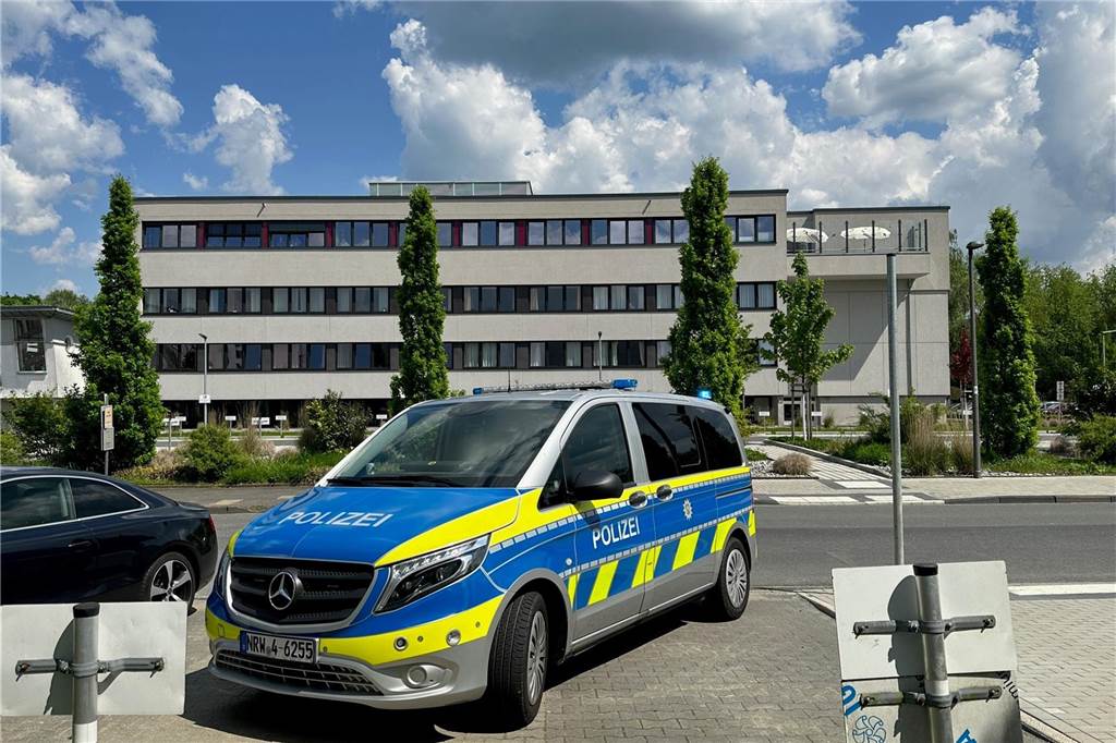 Brandmeldealarm am EvK: Feuerwehr findet andere Ursache vor als gedacht Auch die Polizei war mit Einsatzkräften vor Ort am Evangelischen Krankenhaus in Castrop-Rauxel.