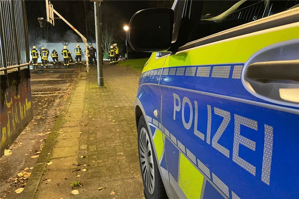 ein Polizeiauto im Park