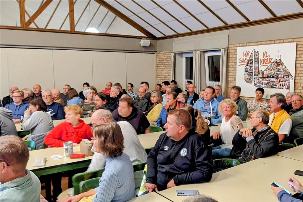 Comedy in der Kirche und vieles mehr: Kirchengemeinde geht neue Wege Auch die Räumlichkeiten im Pfarrheim (hier der Saal während einer Sitzung der Stadtteil-Konferenz) können gemietet werden.