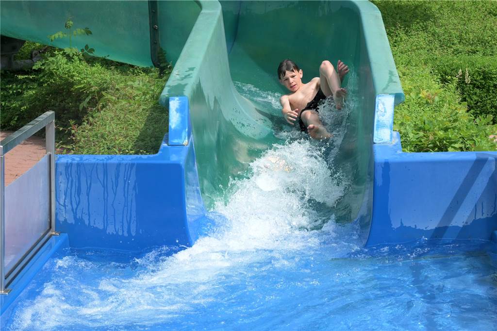 Saison-Auftakt für Freibad: Einige Gäste genießen Abkühlung zum Start Auch die Rutschen im Selmer Freibad wurden von einigen Besuchern genutzt.