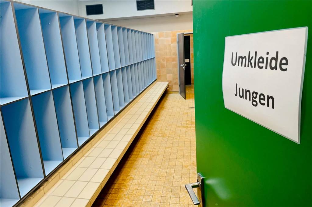 Aplerbecker Hallenbad wurde mit großem Engagement der SG Süd saniert Umkleide Schwimmbad