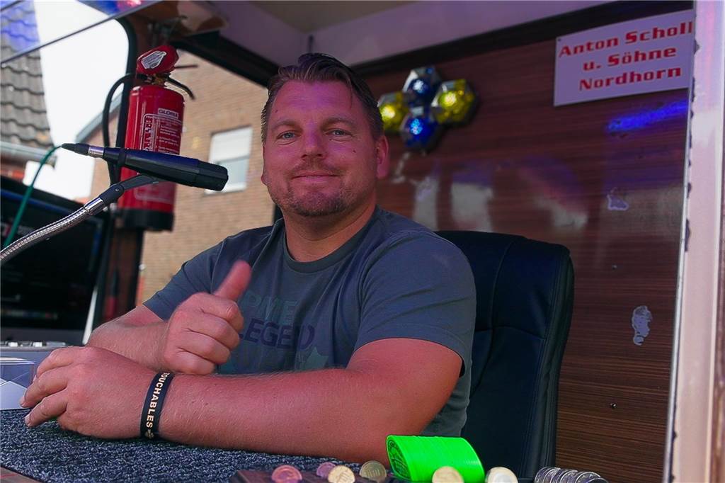 Kirmes begeistert: Besucherandrang und keinerlei Zwischenfälle Ein Schausteller in seiner Bude