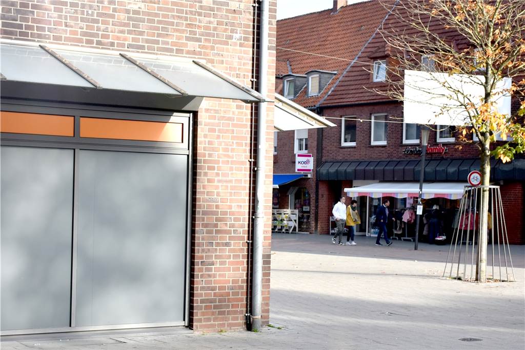 Geringe Nachfrage: Paper-Markt schließt – noch keine Nachfolge in Sicht Auch die Scheiben der ehemaligen C&A-Filiale am Rathausplatz sind noch verklebt. Katrin Damme kann noch keinen neuen Stand zu den Verhandlungen nennen. Ende November könnte es Neuigkeiten geben, schätzt sie im Gespräch mit unserer Redaktion.