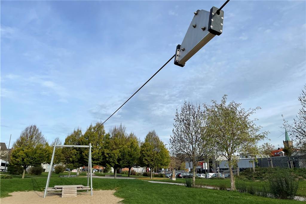 Abgesperrt oder defekt: Spielplatz im Park der Generationen nicht nutzbar Seilbahn ohne Gondel im Park der Generationen in Lütgendortmund