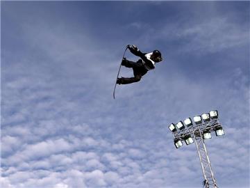 Auch die Snowboarderinnen dürfen im Big-Air-Contest um WM-Medaillen springen. Foto: Sedat Suna