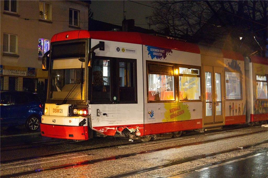 Erneuter Unfall mit Straßenbahn in Dortmund: Transporter schwer beschädigt – U43 fährt eingeschränkt Auch die Stadtbahn ist bei dem Unfall deutlich sichtbar beschädigt worden.