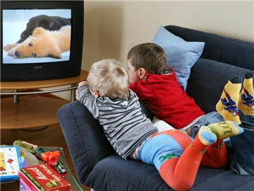 Auch die ständige Berieselung durch Radio oder Fernseher sind nicht gut für Kinderohren. Foto: Waltraud Grubitzsch/dpa
