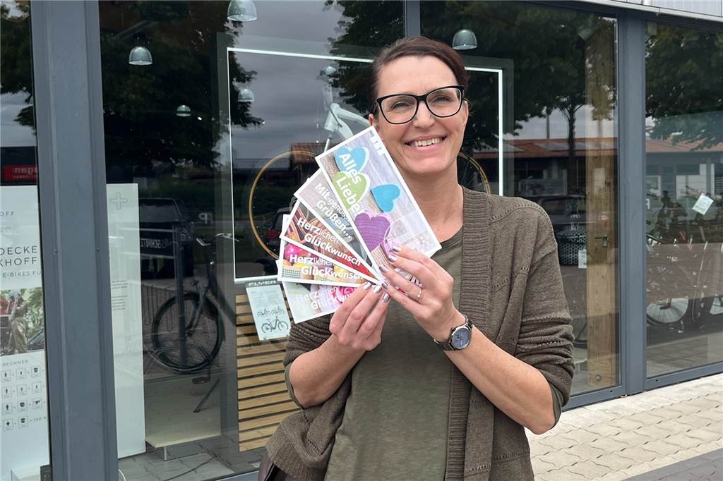 Neuer Dorsten-Gutschein: Mehr als 40 Geschäfte machen zum Start mit Thalia-Filialleiterin Jennifer Makowski hält den Wunscherfüller in ihren Händen.