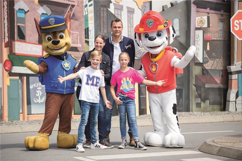 Jede Menge Action: Freizeitparks in NRW starten in die Saison paw petrol figuren mit besuchern im movie park germany