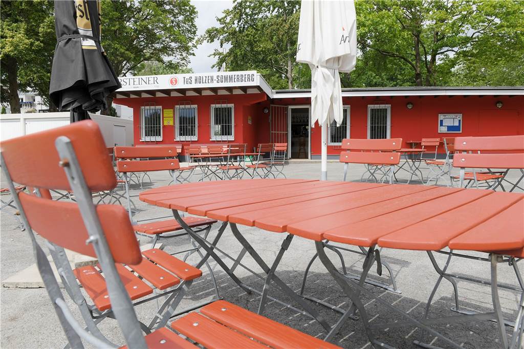 Entrümpelt und gepinselt: Holzener Trainer haben in die Hände gespuckt Auch die Tische und Stühle auf dem Vorplatz im Holzener Eintrachtstadion sind neu gestrichen worden.