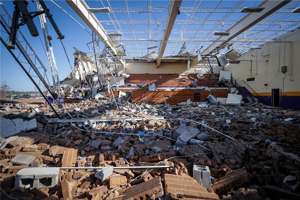 USA: Mindestens 26 Tote durch Tornados: Stürme hinterlassen Spuren der Verwüstung Beschädigte Turnhalle mit eingerissener Wand und ohne Dach