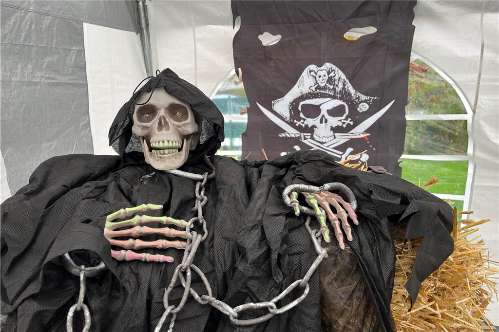 Familie Kamrau bittet an Halloween wieder in ihren Spukgarten Auch die untoten Seeleute aus "Pirates of the Caribbean" geben sich bei den Kamraus die Ehre
