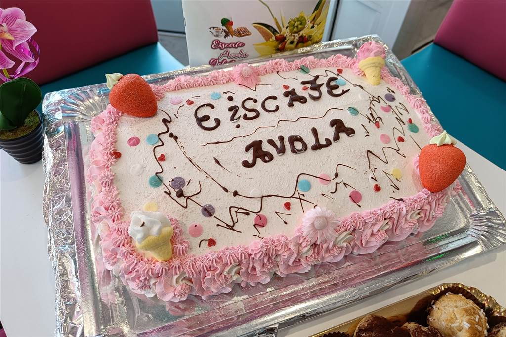 Großer Andrang: Neues Eiscafé in Castrop-Rauxel startet erfolgreich Auch die Verwandtschaft der neuen Inhaber ist angereist. Im Gepäck typische sizilianische Spezialitäten wie diese "torta".