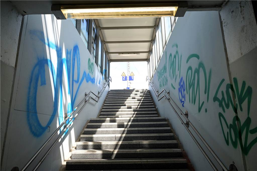 Nach Graffiti-Ärger im Mai: Wieder Schmierereien am Bahnhof Preußen Auch die Wände an der Treppe zu den Gleisen wurden verschandelt.