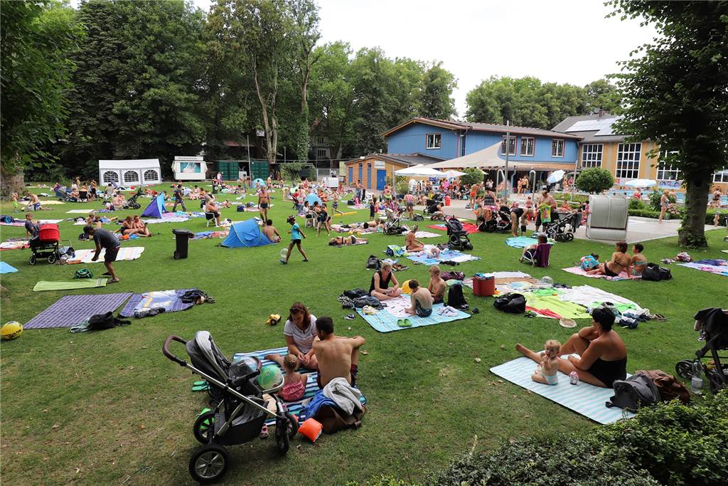 Freibad in Unna verzeichnet schon jetzt Besucherrekord Auch die Wiese im Freibad ist voll belegt: Das Freibad Bornekamp erlebt einen Besucherandrang wie lange nicht mehr.