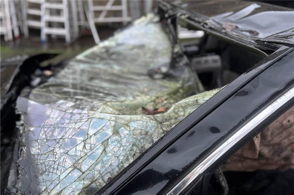 „Gott sei Dank sind wir rausgekommen“: BMW überschlug sich auf der A 2 Auch die Windschutzscheibe ist beim Unfall zu Bruch gegangen.