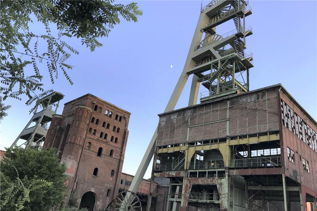 Der perfekte Aussichtspunkt übers grüne Ruhrgebiet: Halde Hoheward Auch die Zeche Ewald mit ihrem Wasserstoff-Entwicklungszentrum und einem Biergarten im Industrie-Schick ist einen Besuch wert. Hier, am Fuße der Halde, ist auch das Besucherzentrum untergebracht.
