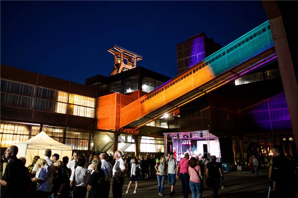Extraschicht 2022: Zehn Spielorte, die Sie wirklich sehen müssen Menschen vor der Zeche Zollverein in Essen.