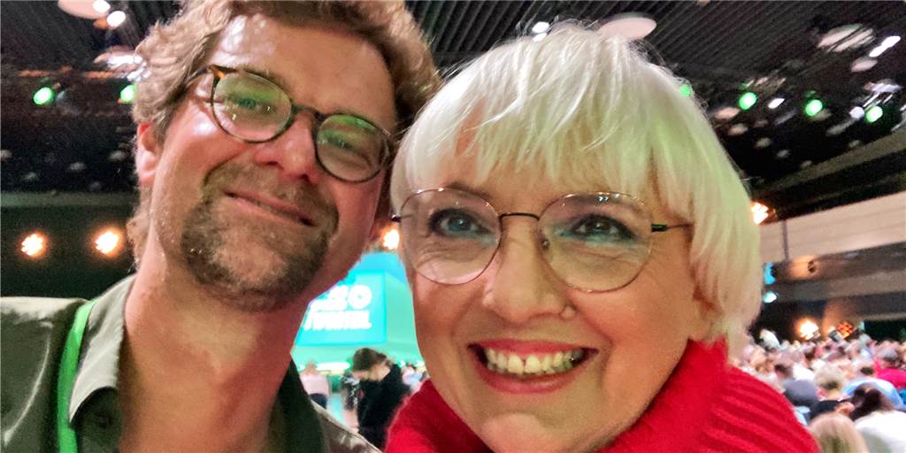 Bewegende Diskussion zur Braunkohle und ein Selfie mit Claudia Roth Ratsmitglied Marco Sorg (l.) und Kulturstaatsministerin Claudia Roth (r.) machen ein Selfie bei der Bundesdelegiertenkonferenz von Bündnis 90/Die Grünen in Bonn.