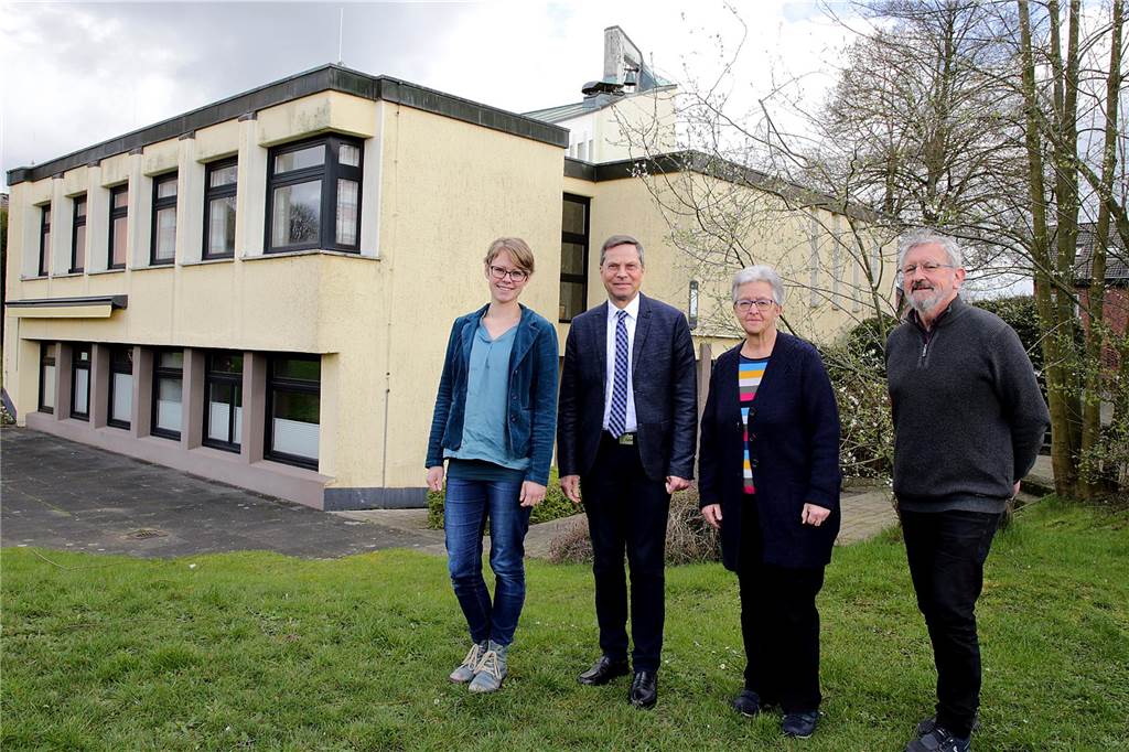 „Blickpunkt“ wird 50: Wie geht es weiter im evangelischen Gemeindezentrum? Vier Personen stehen vor dem Gemeindezentrum Blickpunkt.