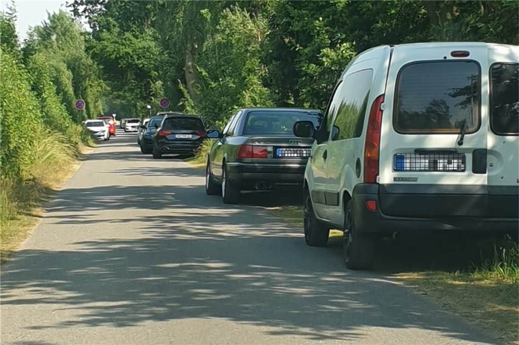 Wildparker, Saufgelage, Müllberge: Wieder Ärger am Strönfeldsee Der Schotterplatz am Strönfeldsee wird regelmäßig bei schönem Wetter zum Parken genutzt – dabei ist das eine Privatfläche.
