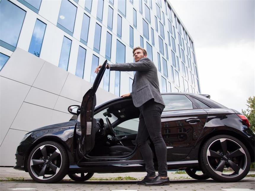 Den Dienstwagen clever versteuern Auch Dienstwagen gibt es nicht ganz umsonst. Arbeitnehmer müssen den geldwerten Vorteil versteuern, wenn sie das Auto auch privat nutzen dürfen. Foto: Christin Klose/dpa-tmn