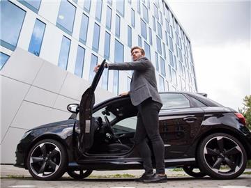 Auch Dienstwagen gibt es nicht ganz umsonst. Arbeitnehmer müssen den geldwerten Vorteil versteuern, wenn sie das Auto auch privat nutzen dürfen. Foto: Christin Klose/dpa-tmn