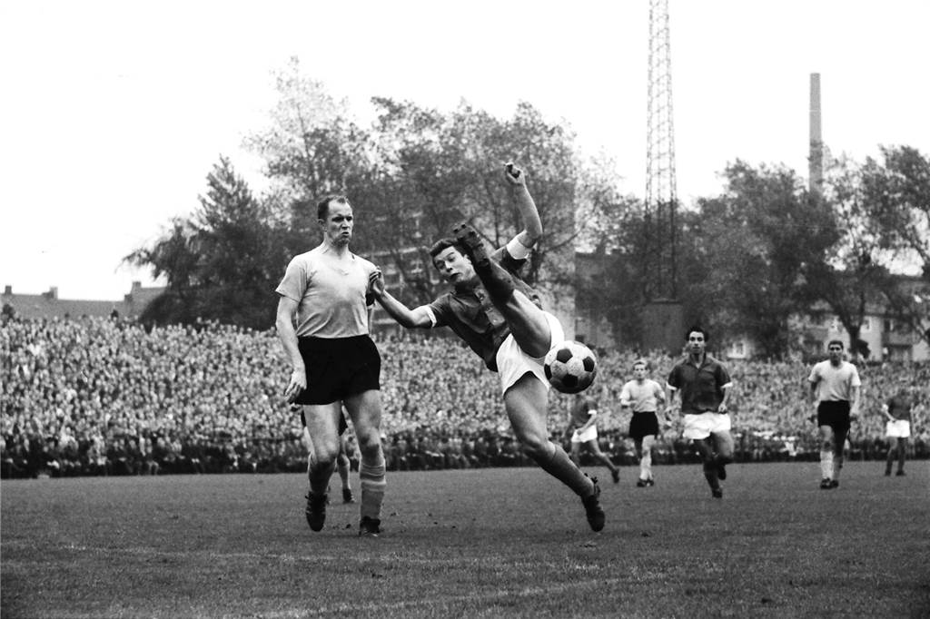 Vor 59 Jahren steigt Schalke 04 das erste Mal ab: Auch diese artistische Einlage von Manfred Kreuz (r.) kann Schalkes sportlichen Niedergang nicht stoppen.
