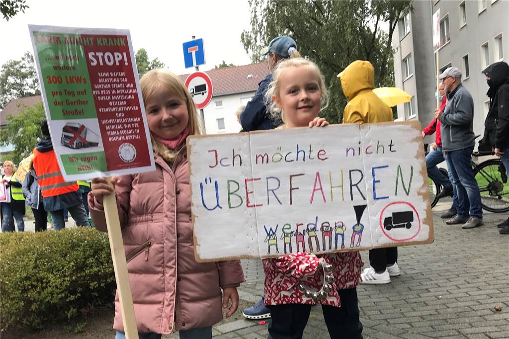 Demonstration auf der Gerther Straße: Nicht nur Merklinde protestierte Auch diese beiden kleinen Merklinderinnen wollen keine weiteren Lkw auf der Gerther Straße.